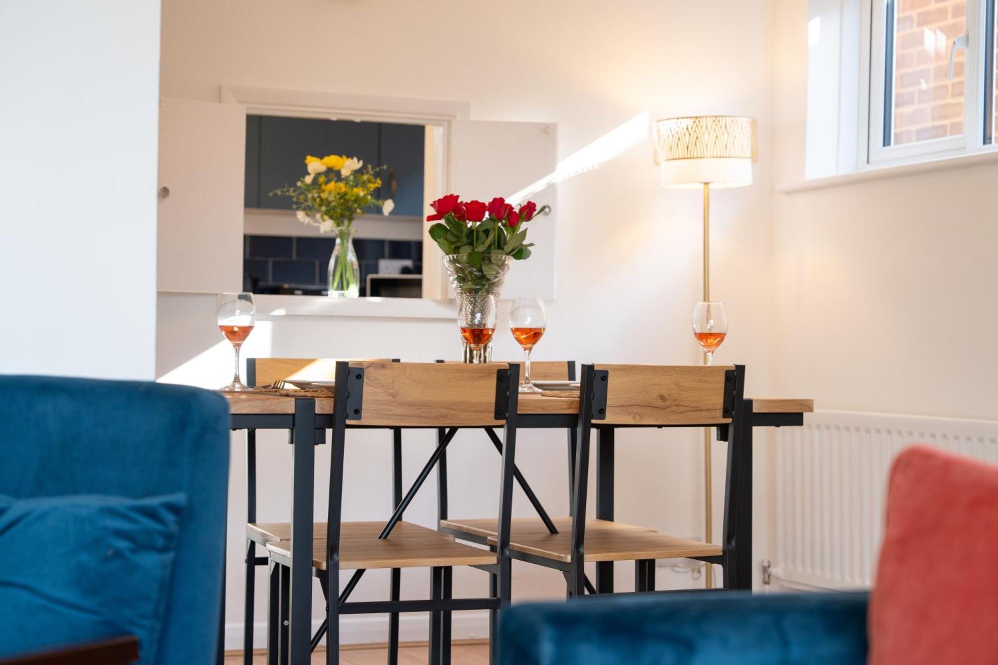 Stylish 4 Bedroom Spacious Retreat With Parking - Sleeps 10 - Families & Contractors Canterbury Exterior foto