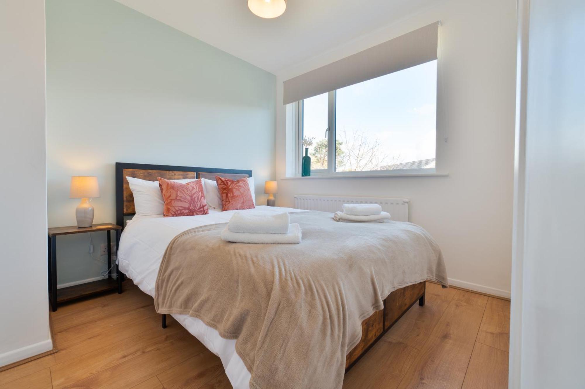 Stylish 4 Bedroom Spacious Retreat With Parking - Sleeps 10 - Families & Contractors Canterbury Exterior foto